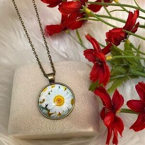 Daisy Pendant Necklace With Bronze Gold Chain NEW!